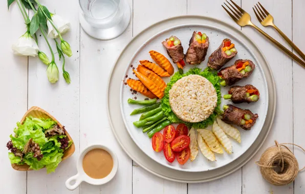 Meat, figure, vegetables, tomato, carrots, sauce, filling, eustoma