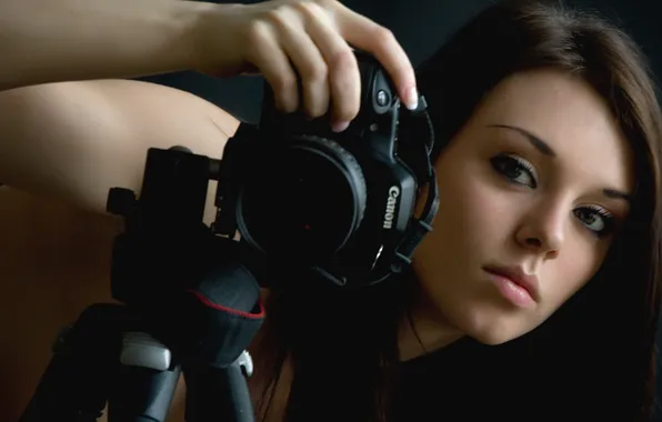 Look, the camera, Brunette