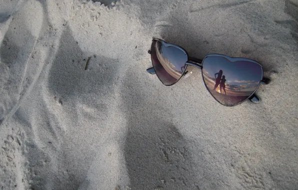 Picture sand, sea, glasses