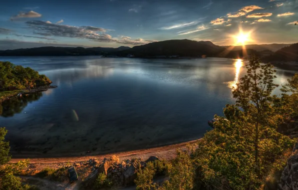 Picture the sky, water, the sun, clouds, trees, shore, boats