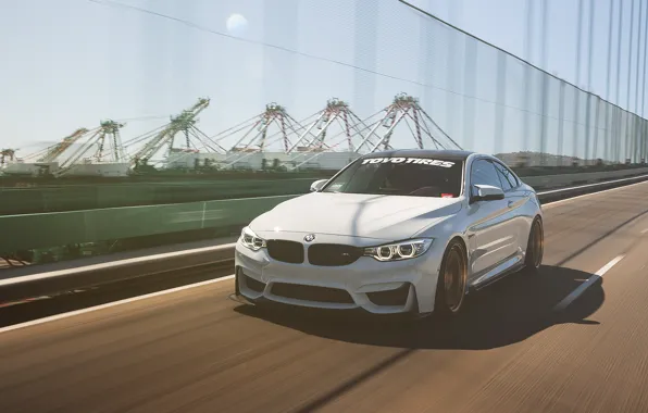 Picture car, white, in motion, BMW M4