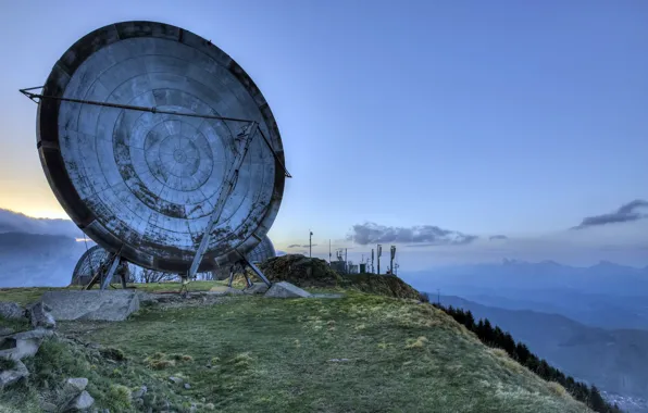 The sky, mountains, antenna