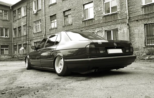 Picture BMW, black and white, dark red, E32