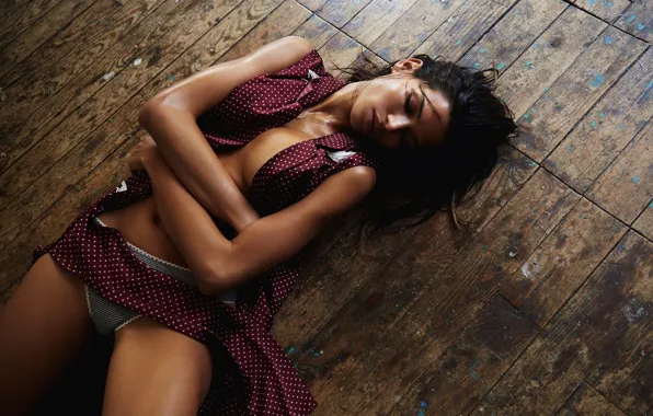 BODY, BRUNETTE, FLOOR, model Raica Oliveira