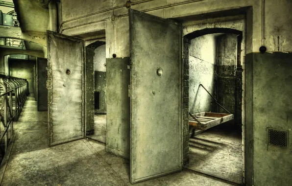 Interior, camera, prison