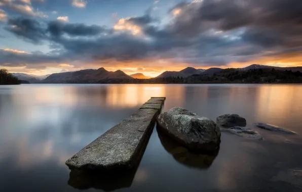 Picture clouds, mountains, lake