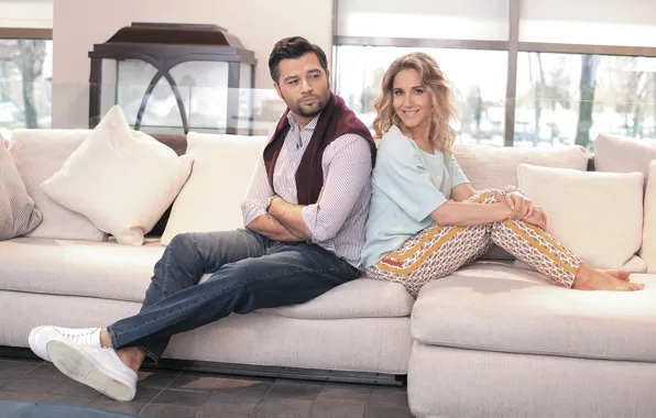 Pose, smile, room, sofa, pair, lovers, beautiful, Julia Kovalchuk
