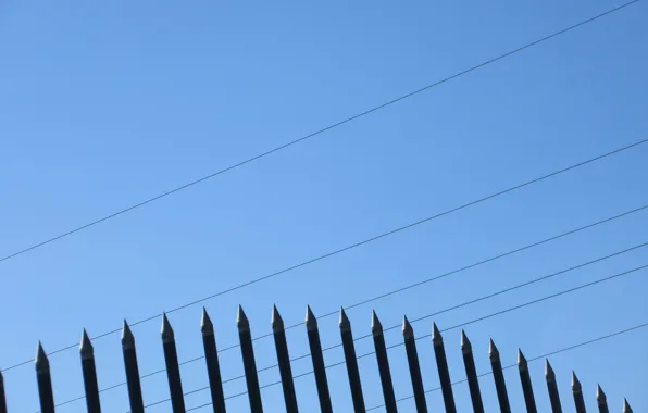 The sky, wire, bayonets, Mamala ©