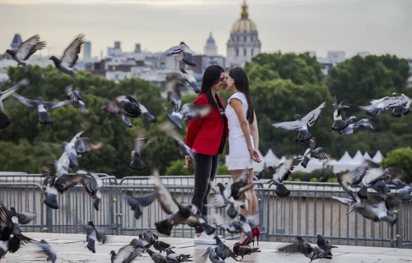 Birds, the city, girls, date