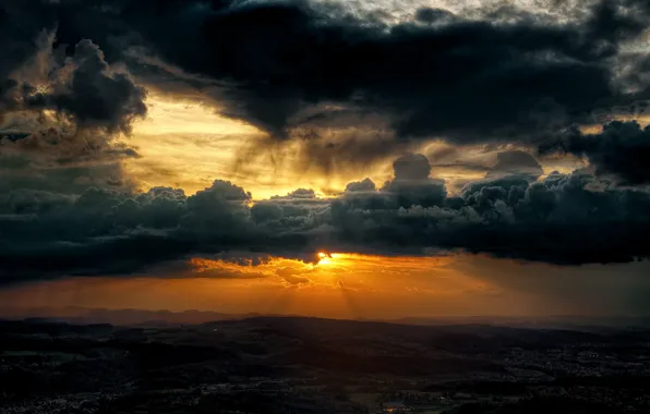 Picture the sky, the sun, clouds, valley