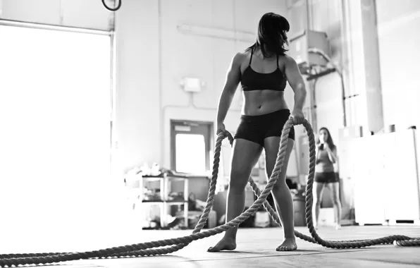 Picture woman, black and white, crossfit, thick ropes