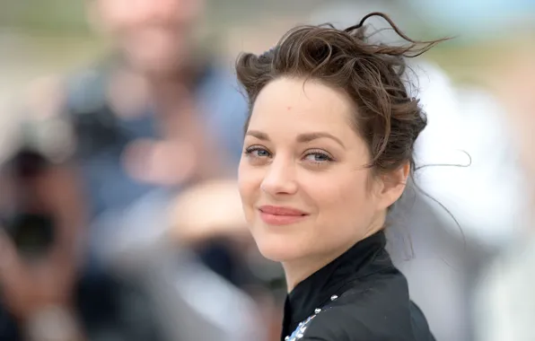 Pose, actress, brunette, blue eyes, with short hair, blue-eyed, hair, Marion Cotillard