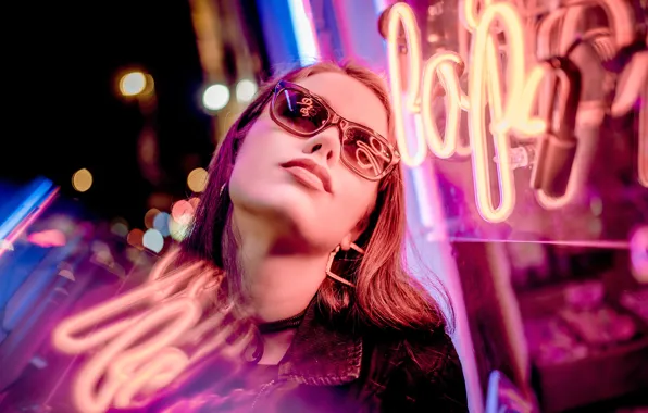 Picture lights, lips, background, glasses, face, hair