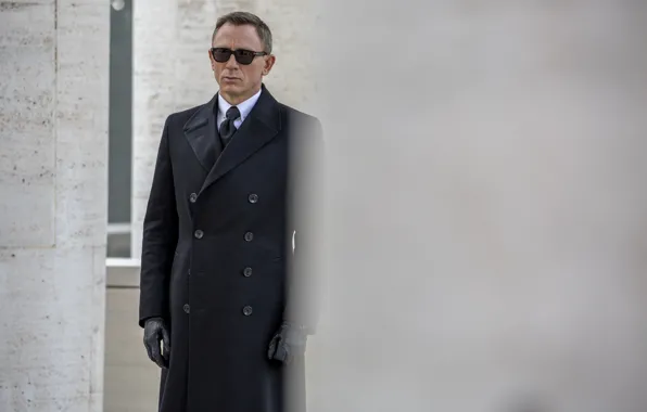 Picture frame, glasses, gloves, agent, coat, James Bond, Daniel Craig, 007