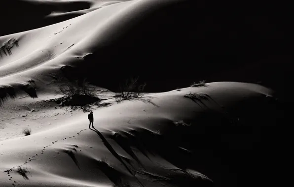 Picture traces, the dunes, desert, people, b & W photo