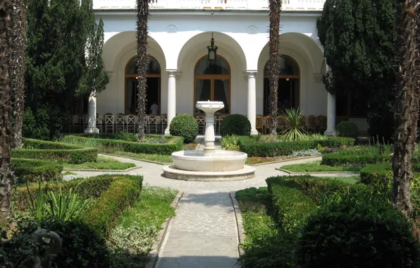 Palm trees, fountain, architecture, Yalta, Livadia Palace)