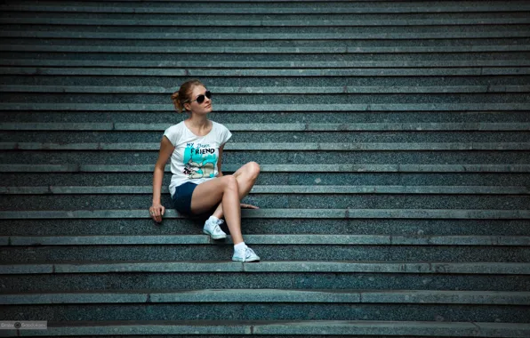 Picture girl, shorts, sneakers, glasses, t-shirt, ladder, steps, legs