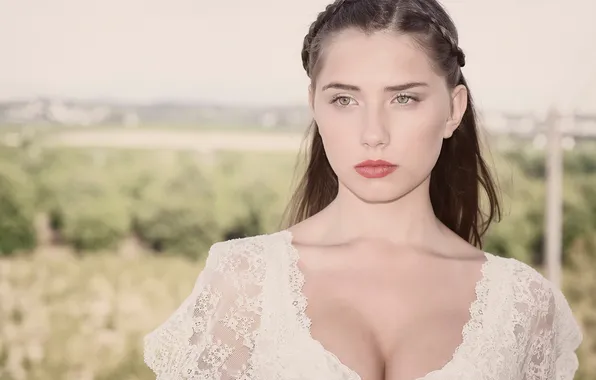 Look, portrait, neckline