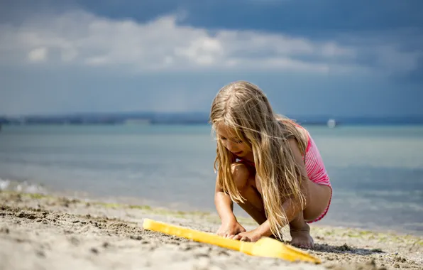 Picture the game, game, blue sky, blue sky, little girl, little girl, seashore, coast