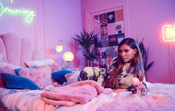 Picture look, girl, pose, bed, pillow, lamp, beauty, Madison Beer