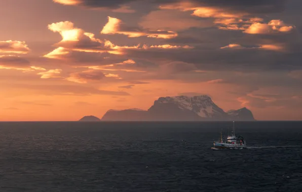 Sea, the sky, clouds, light, sunset, mountains, fog, dawn