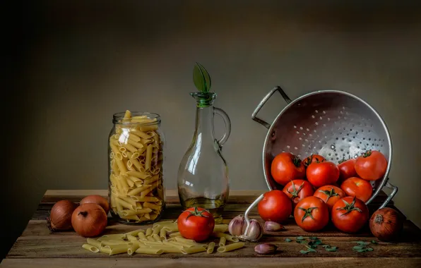 Bow, tomatoes, garlic, pasta