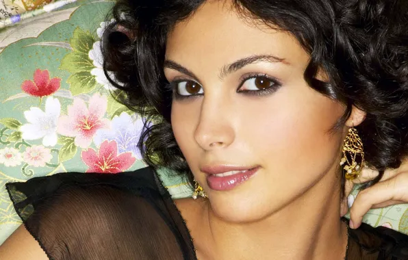 Picture Morena Baccarin, earrings, East, pillow