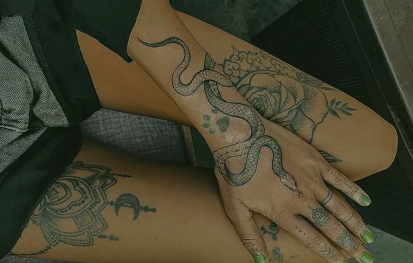 Shorts, manicure, tattoo on the hand, tattoo on feet, slender legs, snake tattoo, tanned legs, …