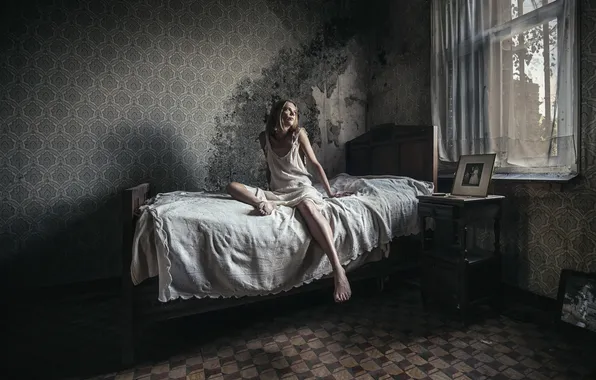 Picture girl, room, bed, window