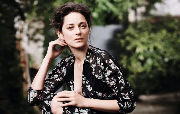 Greens, pose, garden, dress, brunette, hairstyle, photoshoot, bokeh