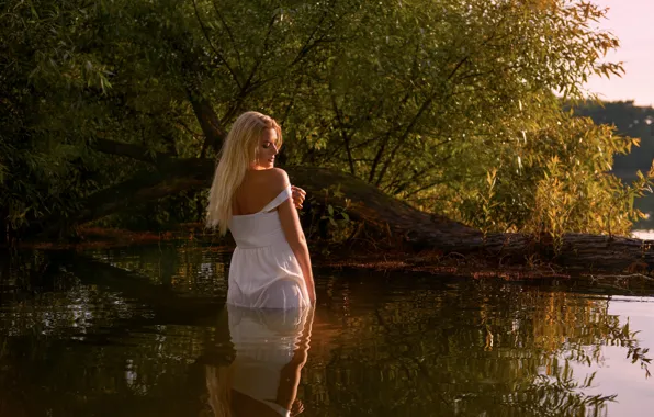 BLONDE, TREE, GREENS, RUFFLE, DRESS, REFLECTION, POND, Photographer Jogdep Petersen