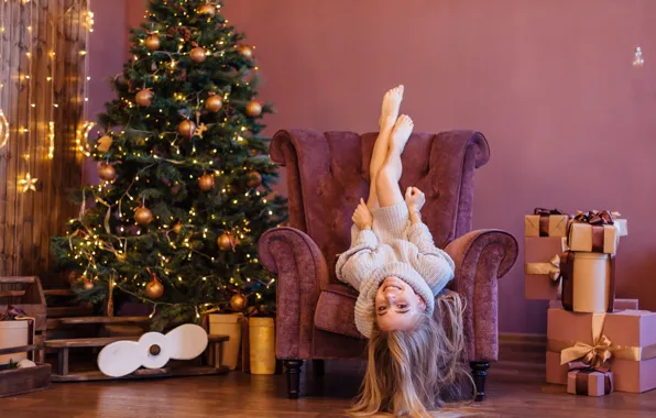 Picture girl, smile, photo, mood, gift, tree, new year, chair