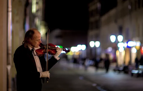 Picture night, the city, street, violinist