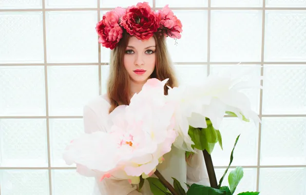 Picture girl, wreath, huge flowers