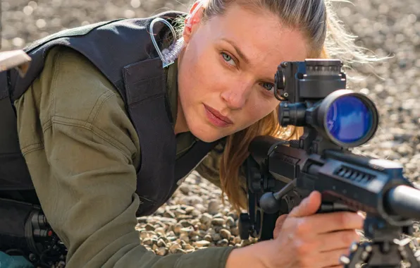 Pose, weapons, the series, detective, Tracy Spiridakos, Chicago Police, Tracy Spiridakos, Hayley Upton
