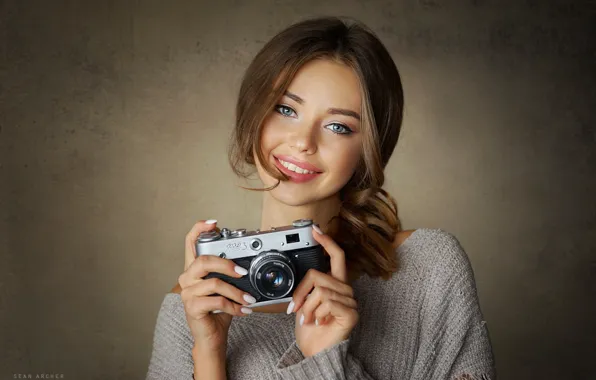 Picture photographer, blue eyes, camera, women, brunette, smiling, makeup, wavy hair