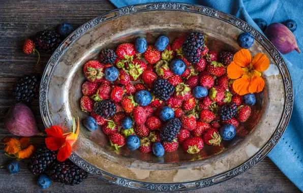 Picture flowers, strawberry, BlackBerry, blueberries, figs, nasturtium