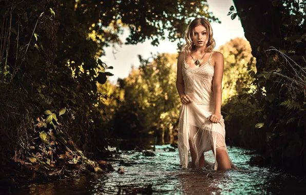 Picture girl, stream, dress, Anne Friis