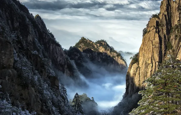 The sky, mountains, obloka