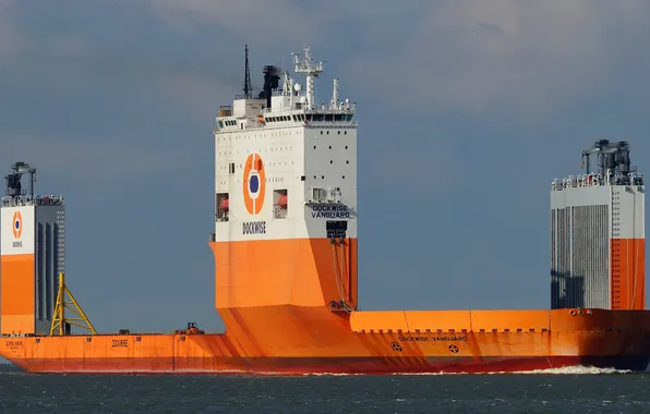 Picture the ship, goods, in the world, for transportation, The largest, «Dockwise Vanguard», heavy