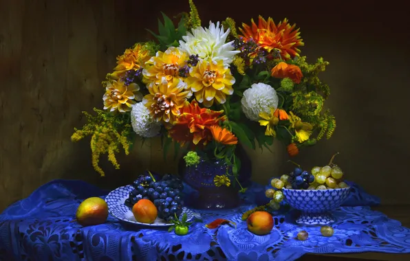 Picture bouquet, grapes, fruit, still life, napkin, dahlias