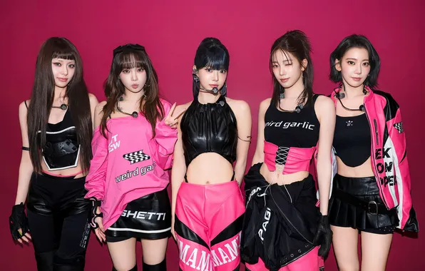 K-Pop, Black Skirt, Kazuha, Huh Yunjin, Hong Eunchae, Kim Chaewon, Ponytail, Pink Shirt