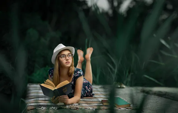 Girl, long hair, dress, legs, hat, brown eyes, photo, photographer