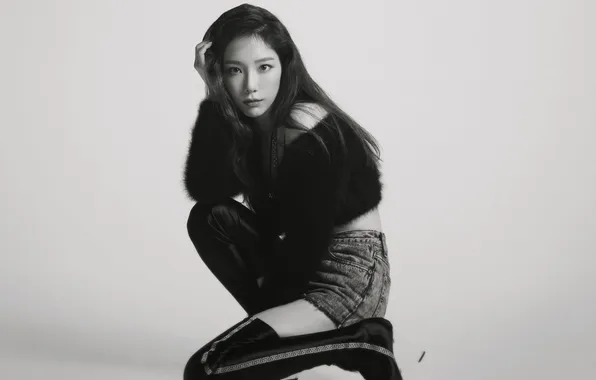 Picture K-Pop, Girls' Generation, Denim Shorts, Socks, Kneeling, Bare Legs, Kim Tae-yeon, Knee Socks
