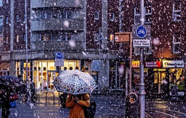 Picture umbrella, people, snowing