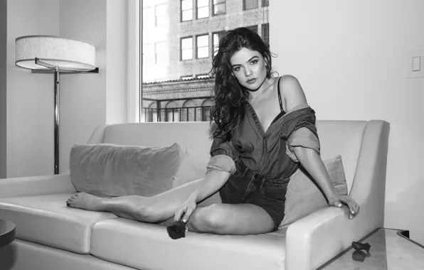 Girl, pose, photo, sofa, shorts, roses, black and white, shirt