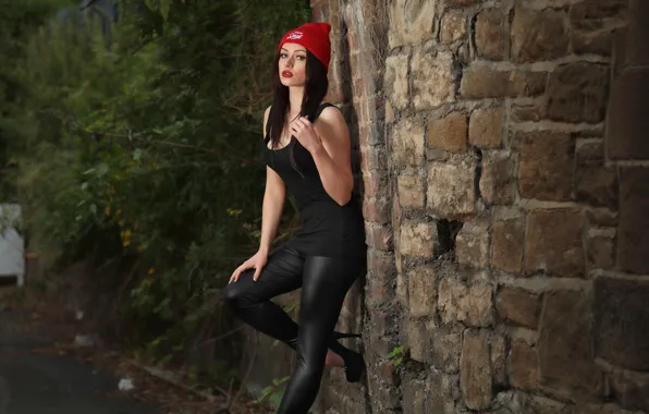Picture wall, hat, women, high heels, black clothes