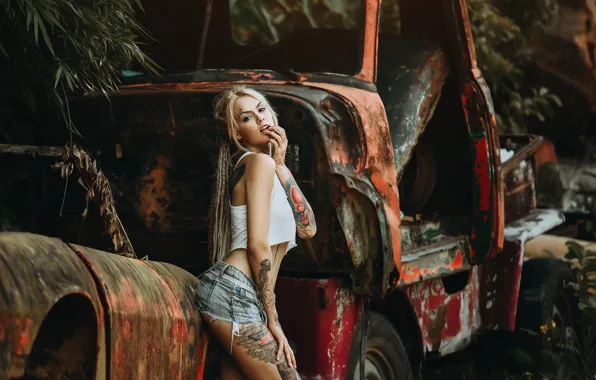 Picture girl, shorts, model, tatoo, blonde, rust, Lais Arena, dreds