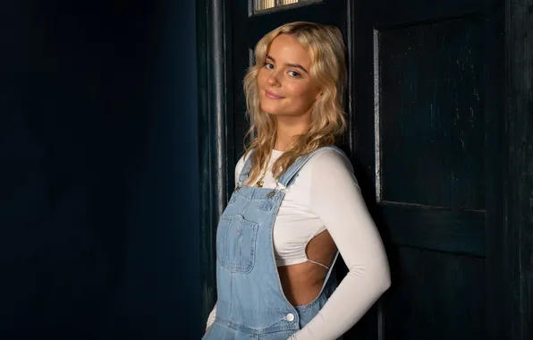 Smile, actress, blonde, beauty, booth, jumpsuit, Doctor Who, jeans