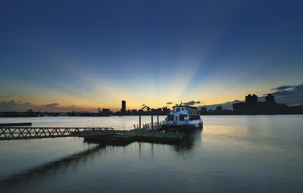 Sea, light, the city, China